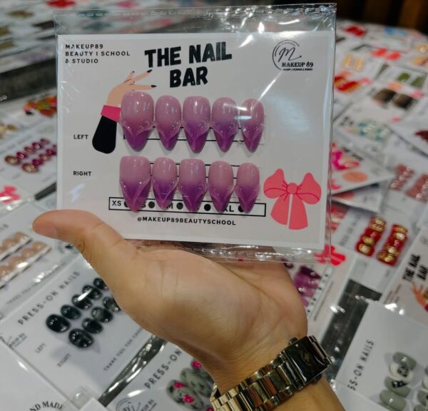 Ombre effect with 3D art on almond shape nails